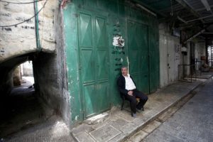 Filistin'deki maaş kesintisi, ramazan ayında vatandaşı ve esnafı vuruyor