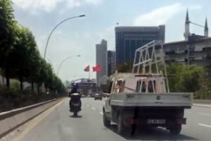 Kamyon s&uuml;r&uuml;c&uuml;s&uuml;, motosiklet s&uuml;r&uuml;c&uuml;s&uuml;ne sopayla vurmaya &ccedil;alıştı