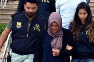 FET&Ouml; h&uuml;k&uuml;ml&uuml;s&uuml; kadın evine yapılan baskınla yakalandı
