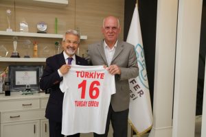 Ey&uuml;poğlu'ndan Bursa Nil&uuml;fer Belediye Başkanı Erdem'e forma s&uuml;rprizi