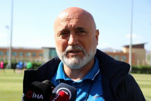 "Ge&ccedil;mişteki kimliğimize b&uuml;r&uuml;nmemiz lazım"