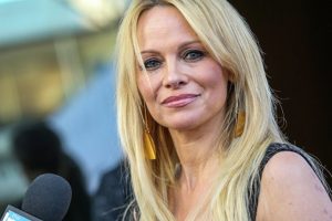 WikiLeaks kurucusu Assange'ın ilk ziyaret&ccedil;isi Pamela Anderson oldu