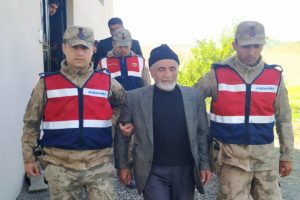 &Uuml;vey kardeşini &ouml;ld&uuml;rd&uuml; 19 yıl sonra yakalandı