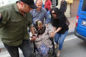 Tekerlekli sandalyede dilenirken yakalanan dilenci: "Bug&uuml;nl&uuml;k idare edin beni"