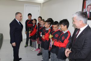 &Ouml;ğrenciler başarılarını Kaymakam Duru ile paylaştılar