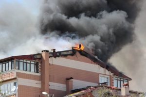 Apartmanın &ccedil;atısında &ccedil;ıkan yangın 3 binaya sı&ccedil;radı