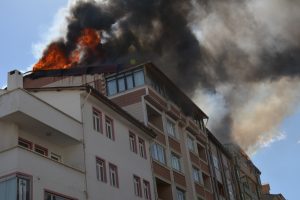 4 binanın &ccedil;atısında &ccedil;ıkan yangın s&ouml;nd&uuml;r&uuml;ld&uuml;