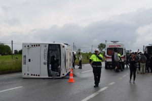 &Uuml;niversite &ouml;ğrencilerini taşıyan minib&uuml;s devrildi