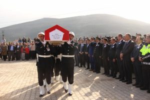 Şehit polis g&ouml;zyaşları arasında toprağa verildi