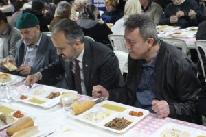 Bursa B&uuml;y&uuml;kşehir Belediye Başkanı Aktaş, aşevinde vatandaşlarla iftar a&ccedil;tı