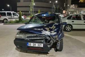 Kaza yapan otomobille hastaneye gittiler