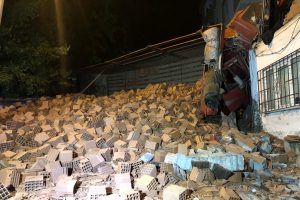 Bursa'da freni boşalan tuğla y&uuml;kl&uuml; kamyon evin duvarına girdi