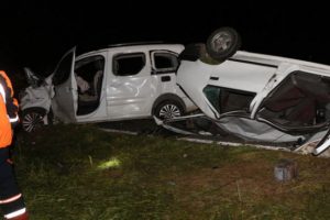 Otomobil ile hafif ticari ara&ccedil; &ccedil;arpıştı: 1 &ouml;l&uuml;, 9 yaralı