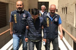 Bursa'da sahte kimlikle işe girip m&uuml;şterilerin kartlarını kopyaladı