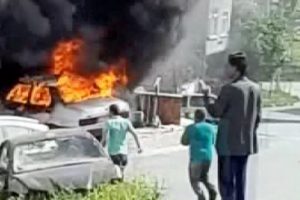 Arnavutk&ouml;y'de park halindeki ara&ccedil; alev alev yandı