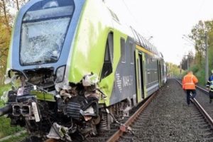 Yolcu treni, TIR'la &ccedil;arpıştı: 20 yaralı