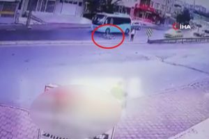 Motosiklet s&uuml;r&uuml;c&uuml;s&uuml; metrelerce s&uuml;r&uuml;klendi