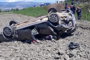 Bursa plakalı otomobil tarlaya u&ccedil;tu