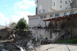 Temel kazısında d&uuml;ğ&uuml;n salonunun duvarı &ccedil;&ouml;kt&uuml;
