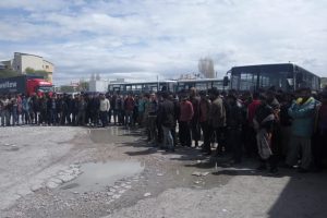 TIR'da 213 ka&ccedil;ak g&ouml;&ccedil;men yakalandı