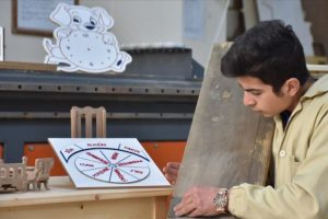Atıklar oyuncak oluyor hem &ouml;ğrenciler hem okul kazanıyor