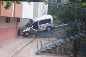 Kontrolden &ccedil;ıkan ara&ccedil; binaya &ccedil;arptı