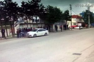 Kontrolden &ccedil;ıkan otomobil otob&uuml;s durağına daldı