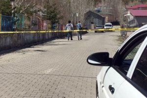 Eşini ve oğlunu &ouml;ld&uuml;rd&uuml;, iki oğlunu yaraladı