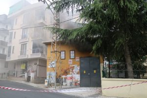 Trafodaki yangın mahalleliyi sokağa d&ouml;kt&uuml;