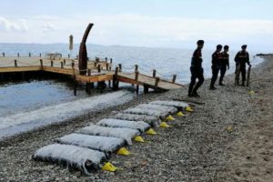 İki g&uuml;nd&uuml;r paketler halinde sahile vuruyor