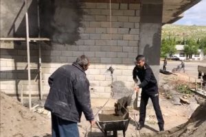 Emniyet m&uuml;d&uuml;r&uuml;nden inşaat iş&ccedil;ilerine yardım