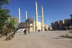 Vatandaşlar belediyenin iftar &ccedil;adırı kurmamasına tepki g&ouml;sterdi
