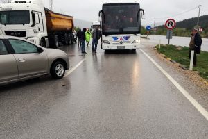Yolcu otob&uuml;s&uuml; ile otomobil &ccedil;arpıştı: 2 yaralı