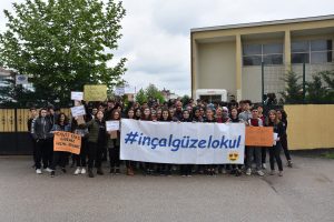 Bursa'da &ouml;ğrenciler, okul m&uuml;d&uuml;rlerinin değişmemesi i&ccedil;in eylem yaptı