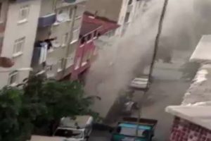 Gaziosmanpaşa'da boru patladı, su metrelerce y&uuml;kseğe fışkırdı