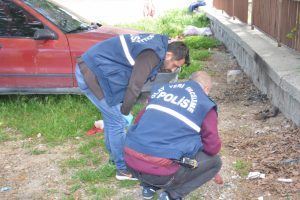 Toprağa g&ouml;m&uuml;len cenini, k&ouml;pekler bulup &ccedil;ıkardı