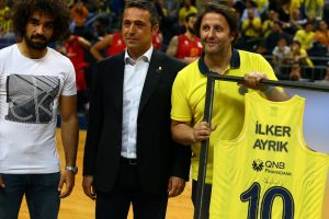 Ali Ko&ccedil;'tan İlker Ayrık'a teşekk&uuml;r hediyesi