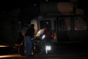İneğin yaraladığı gen&ccedil; kız askeri helikopterle taşındı