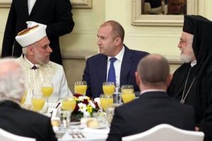 Bulgaristan Cumhurbaşkanı Radev, M&uuml;sl&uuml;manlara iftar verdi