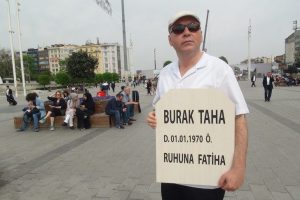 Elinde mezar taşıyla dolaştı, g&ouml;renler şaşkınlığını gizleyemedi