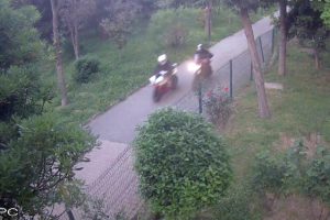 Alarm kilidine kola d&ouml;kerek motosiklet &ccedil;aldılar