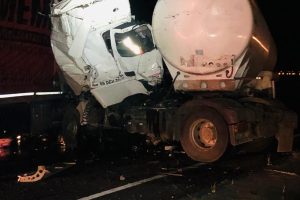 TIR ile tankeri &ccedil;arpıştı: 1 &ouml;l&uuml;, 1 yaralı
