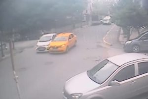 Taksinin iki otomobile &ccedil;arptığı anlar saniye saniye kamerada