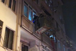 Bursa'da evde mahsur kalan yaşlı kadına merdivenli kurtarma
