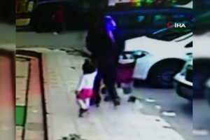 Bebek arabasını &ccedil;aldı, kendi &ccedil;ocuğunu bindirerek oradan uzaklaştı