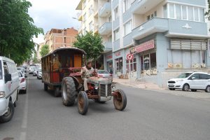 Trakt&ouml;r&uuml;yle d&uuml;nya turuna &ccedil;ıkan Fransız turist Tekirdağ'da mola verdi