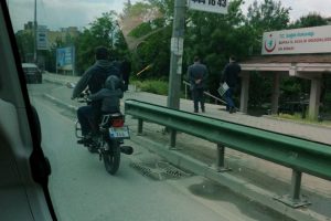 Bursa'da k&uuml;&ccedil;&uuml;k &ccedil;ocuğun motor &uuml;zerindeki tehlikeli yolculuğu