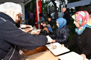 Bursa İneg&ouml;l Belediye Başkanı Taban, orucunu iftar &ccedil;adırında a&ccedil;tı