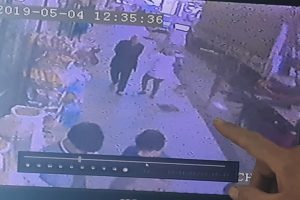 &Uuml;&ccedil;&uuml;nc&uuml; kattan d&uuml;şen saksıdan saniyelerle kurtuldu