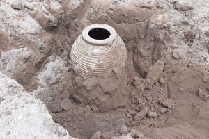 Tarlasının s&uuml;rerken 2 bin yıllık pitos buldu
